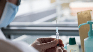 Suspenden la vacuna de AstraZeneca en varios países, de manera preventiva