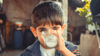 Un vaso de leche para los merenderos: una colecta solidaria del Rotary Club
