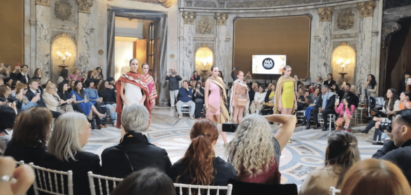 Los ponchos pampeanos se lucieron en el Argentina Fashion Week