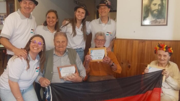 Reconocimiento a tres abuelos inmigrantes alemanes en el Hogar de Ancianos: trabajo, raíces, tradición y adaptación