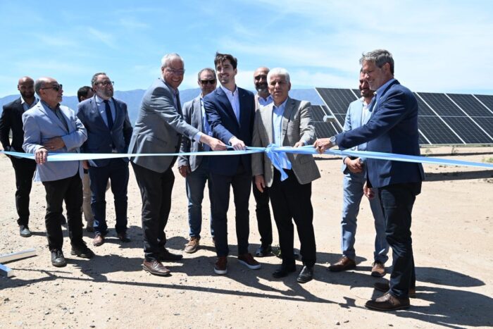 PCR inauguró el primer parque renovable híbrido de Argentina: eólico y solar