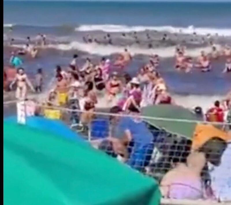 Ola gigante en la Costa