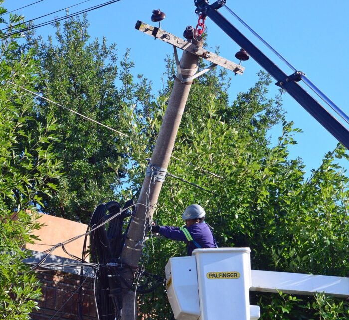 Se cayeron más de 100 postes de luz