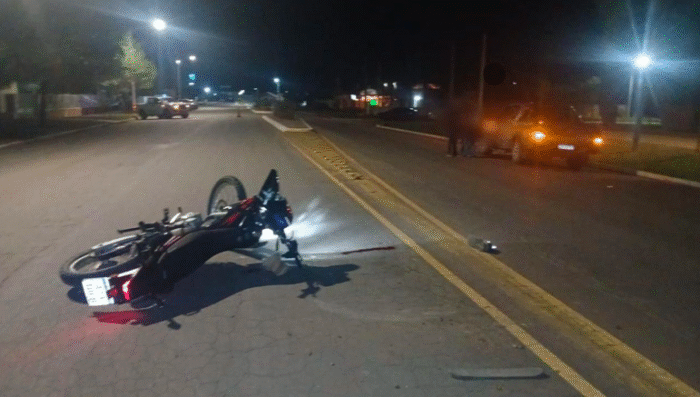 Rectificación: el joven motociclista está grave