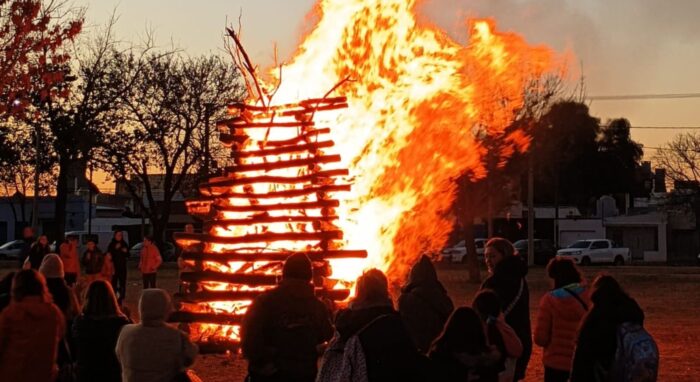 Tradición, fe y encuentro: la histórica Fogata de San Pedro y San Pablo en Santa Rosa