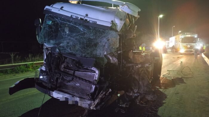 Un muerto y dos heridos tras un choque frontal entre dos camiones en el puente de La Adela